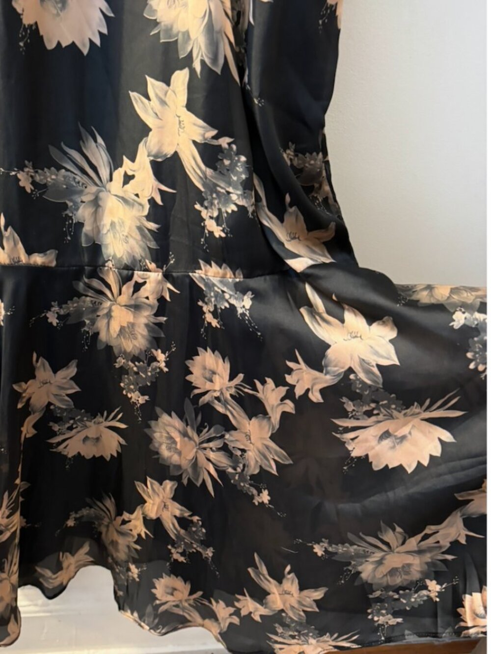 Lulu's NWT Black Floral Print Pleated Maxi Dress Sz M - Picture 9 of 12